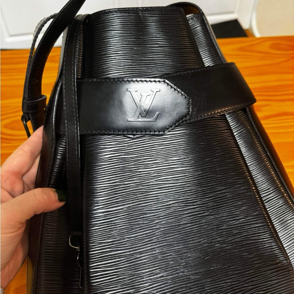 Louis Vuitton Epi Sac D'Epaule bucket bag
